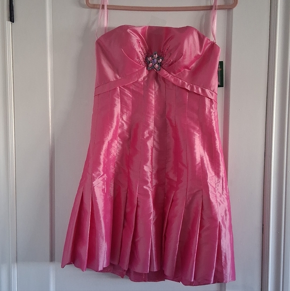 Barbiecore Vintage Chic Fuchsia Mini Dress with Embellished Detail - Picture 5 of 7